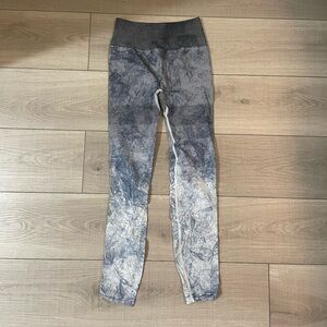 Stripe/tie dye blue lululemon leggings